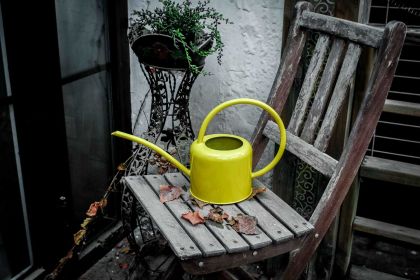 Watering Iron Sheet Watering Pot Gardening Garden Greening Vegetable Garden Large Capacity Kettle (Color: Yellow)